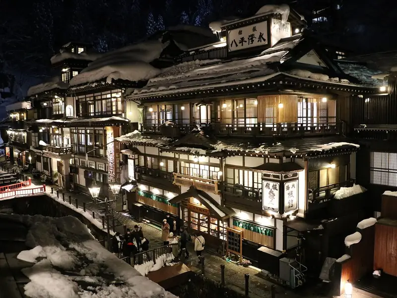 夜晚的旅館外觀